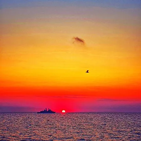 Hillien By The Sea *